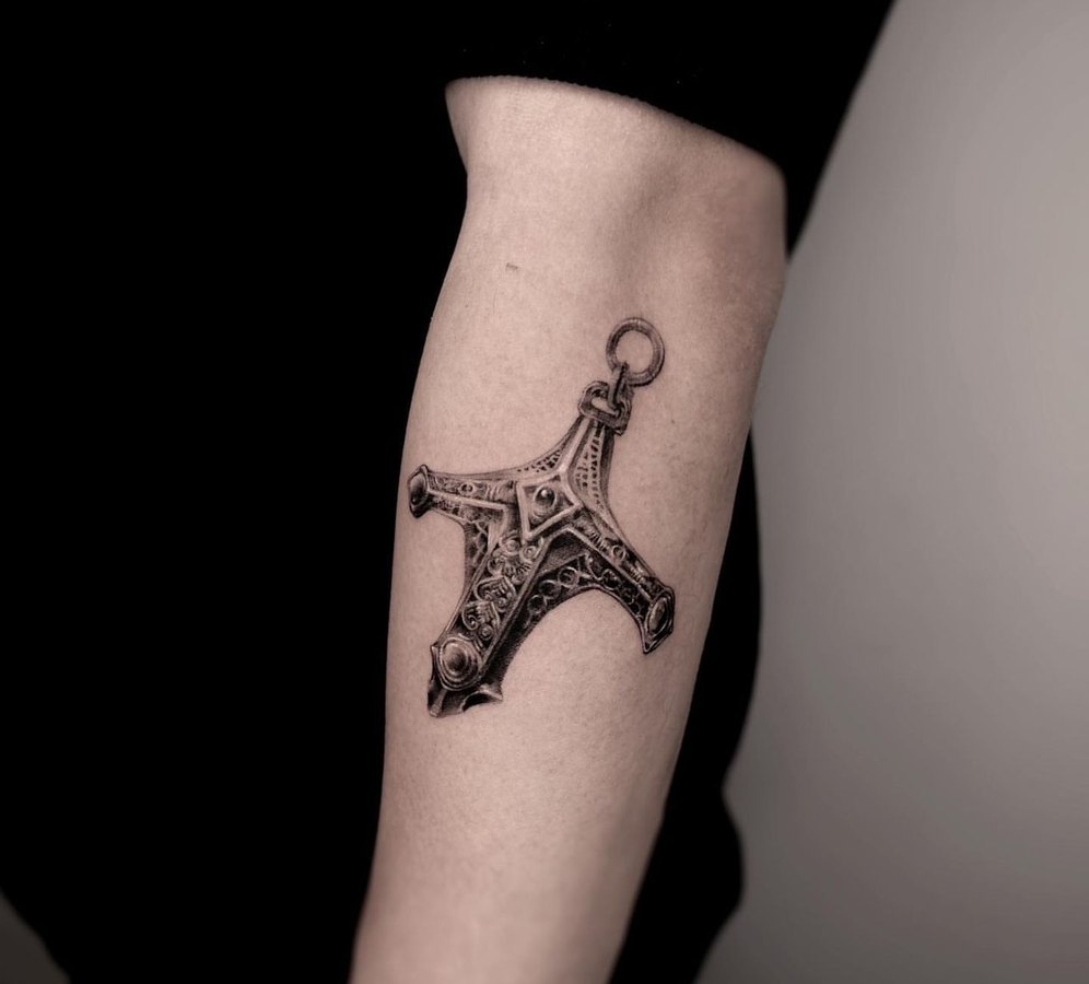 An ornamented pendant tattooed on the arm