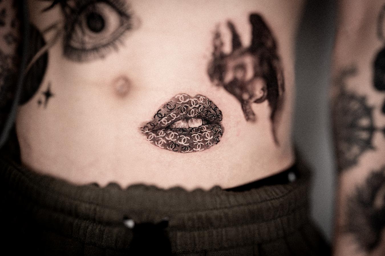 Lips tattooed on the stomach